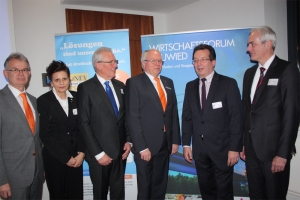 Andreas Harner (Vorstand VR Bank), Heinz-Peter Gütler, Marion Blettenberg, Franz Lacher und Frank Wolsfeld bedanken sich beim Gastreferenten Ralph Thiele (2. von rechts)